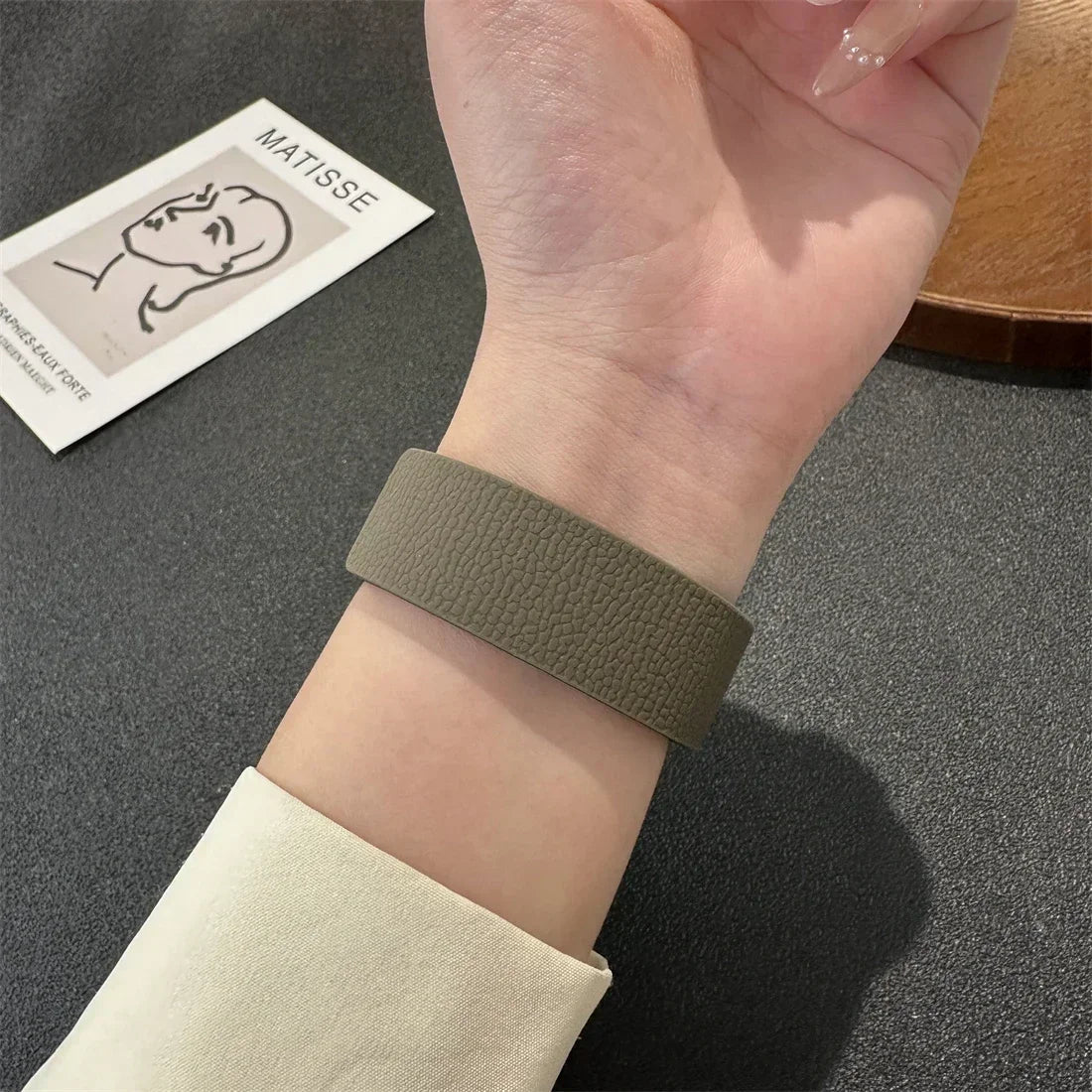 2025 New silicone magnetic strap for Apple Watch ultra2-3 49mm 45/42/46/40/41mm sport bracelet series 11 10 9 8 7 6 5 4 SE Band